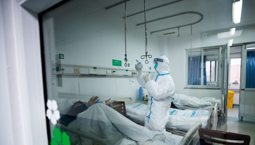 Un sanitario atendiendo a un paciente de coronavirus 