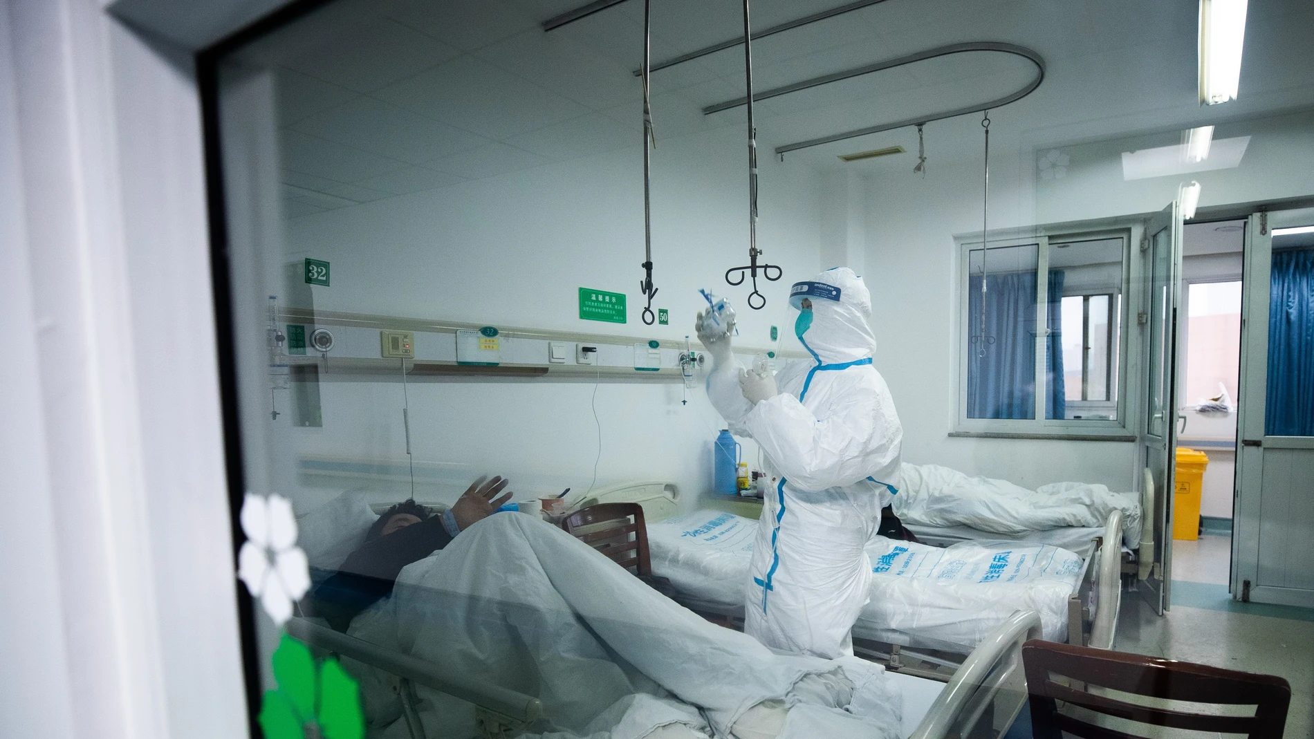 Un sanitario atendiendo a un paciente de coronavirus Un sanitario atendiendo a un paciente de coronavirus