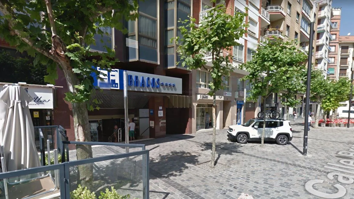 Fachada del hotel Los Bracos, situado en el centro de Logro&ntilde;o