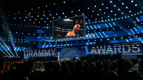 Los Grammy rinden tributo a Kobe Bryant Los Grammy rinden tributo a Kobe Bryant