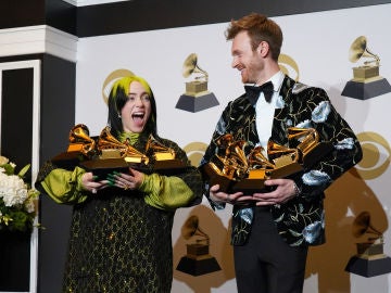 Billie Eilish y su hermano Finneas con sus cinco premios Grammy