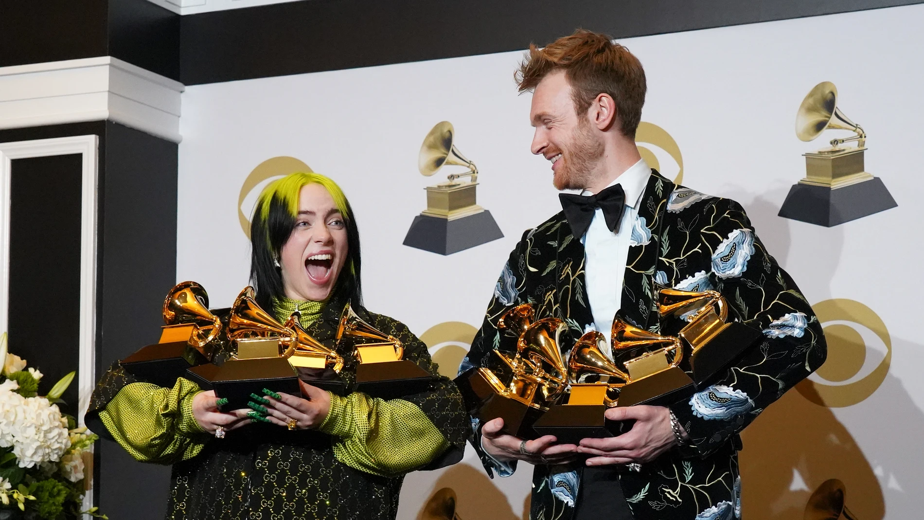 Billie Eilish y su hermano Finneas con sus cinco premios Grammy Billie Eilish y su hermano Finneas con sus cinco premios Grammy