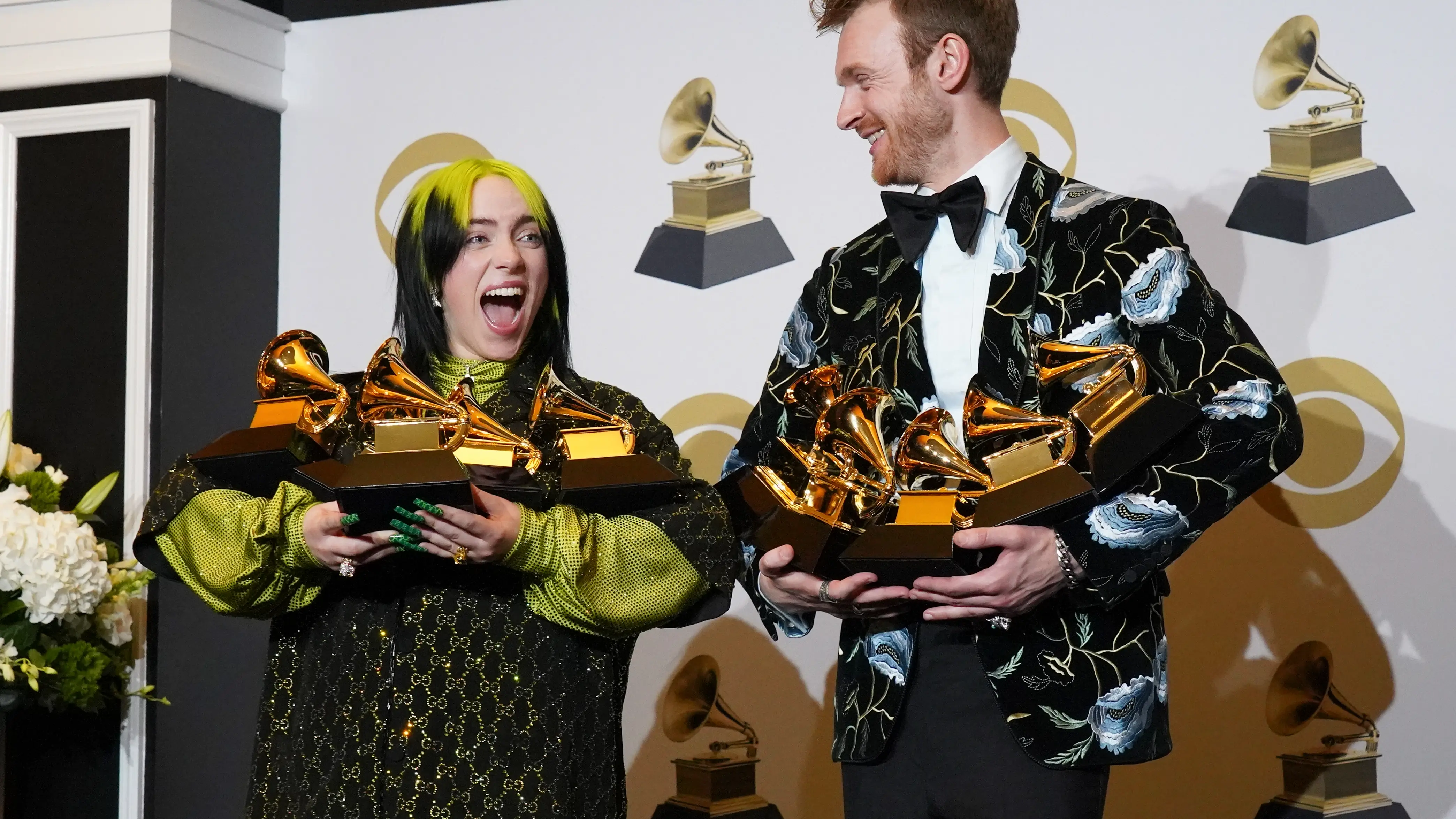 Billie Eilish y su hermano Finneas con sus cinco premios Grammy Billie Eilish y su hermano Finneas con sus cinco premios Grammy