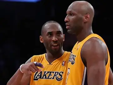 Kobe Bryant y Lamar Odom en un partido con los Lakers Kobe Bryant y Lamar Odom en un partido con los Lakers