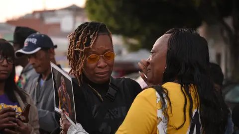 Aficionadas de los Lakers, entre lágrimas Aficionadas de los Lakers, entre lágrimas
