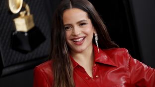 Rosal&iacute;a posando en la alfombra roja de los Grammy