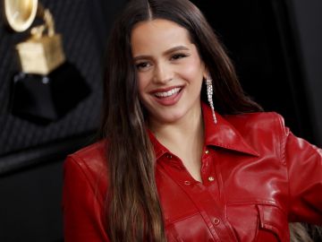 Rosalía posando en la alfombra roja de los Grammy