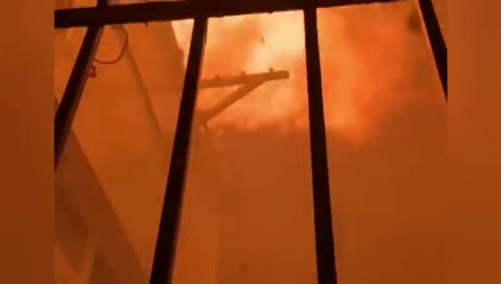 Un incendio muy virulento obliga a desalojar a varios vecinos del barrio de la Malagueta 