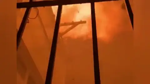 Un incendio muy virulento obliga a desalojar a varios vecinos del barrio de la Malagueta Un incendio muy virulento obliga a desalojar a varios vecinos del barrio de la Malagueta