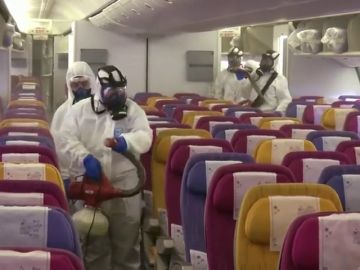 Algunas aerolíneas optan por no dar comida ni mantas a los pasajeros para evitar la propagación del coronavirus