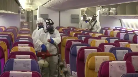 Algunas aerolíneas optan por no dar comida ni mantas a los pasajeros para evitar la propagación del coronavirus Algunas aerolíneas optan por no dar comida ni mantas a los pasajeros para evitar la propagación del coronavirus
