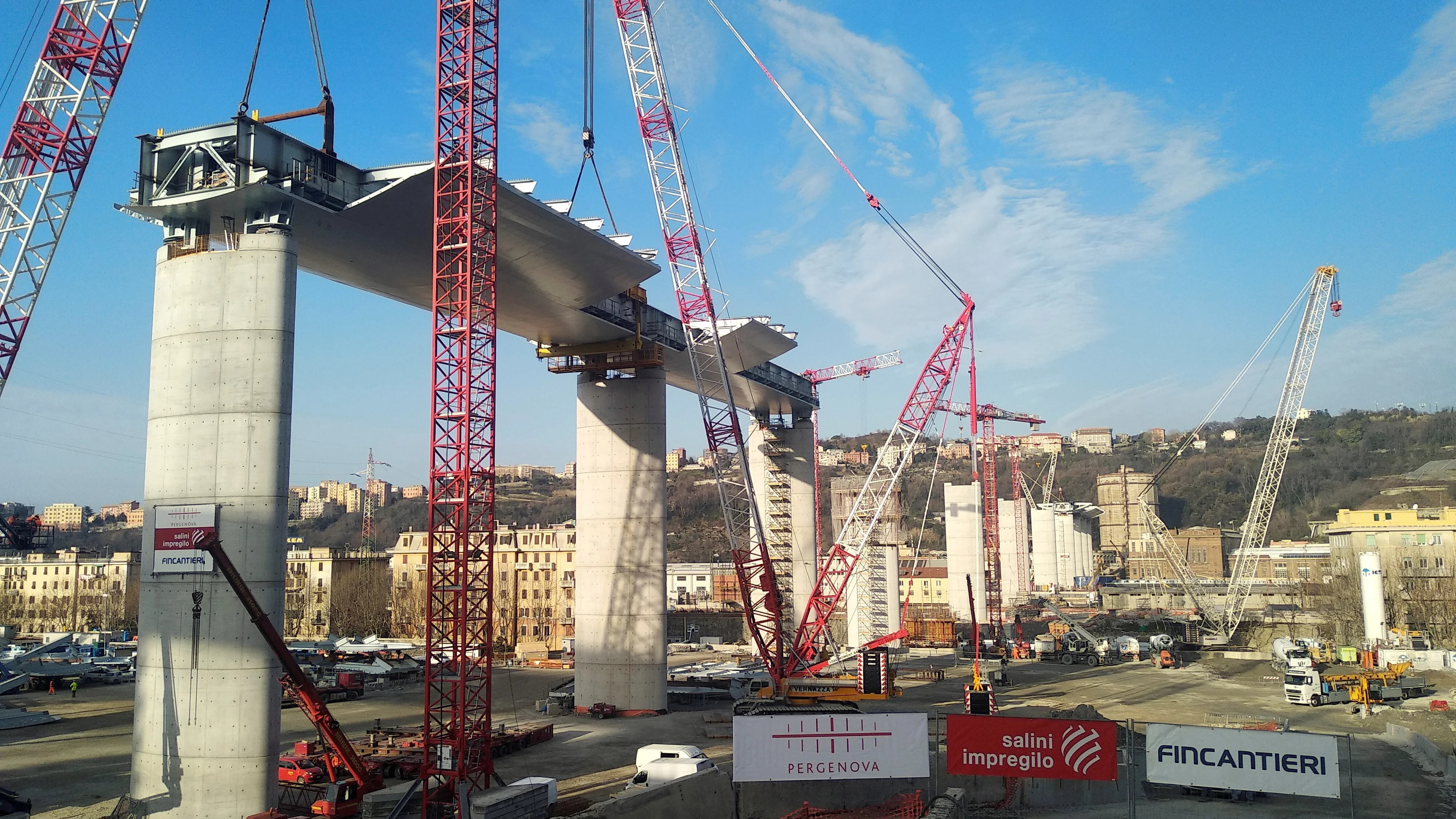 Vista general del puente que se construye en la ciudad de Génova Vista general del puente que se construye en la ciudad de Génova