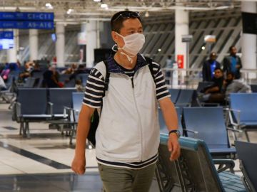 Viajeros con mascarillas en el aeropuerto