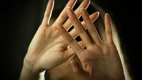 Suspenden el ingreso en prisión de una joven por agredir a su novio porque era maltratada Suspenden el ingreso en prisión de una joven por agredir a su novio porque era maltratada