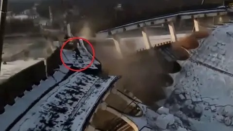 Un hombre muere tras derrumbarse un estadio en Rusia Un hombre muere tras derrumbarse un estadio en Rusia