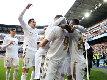 Los jugadores del Madrid celebran el gol de Benzema