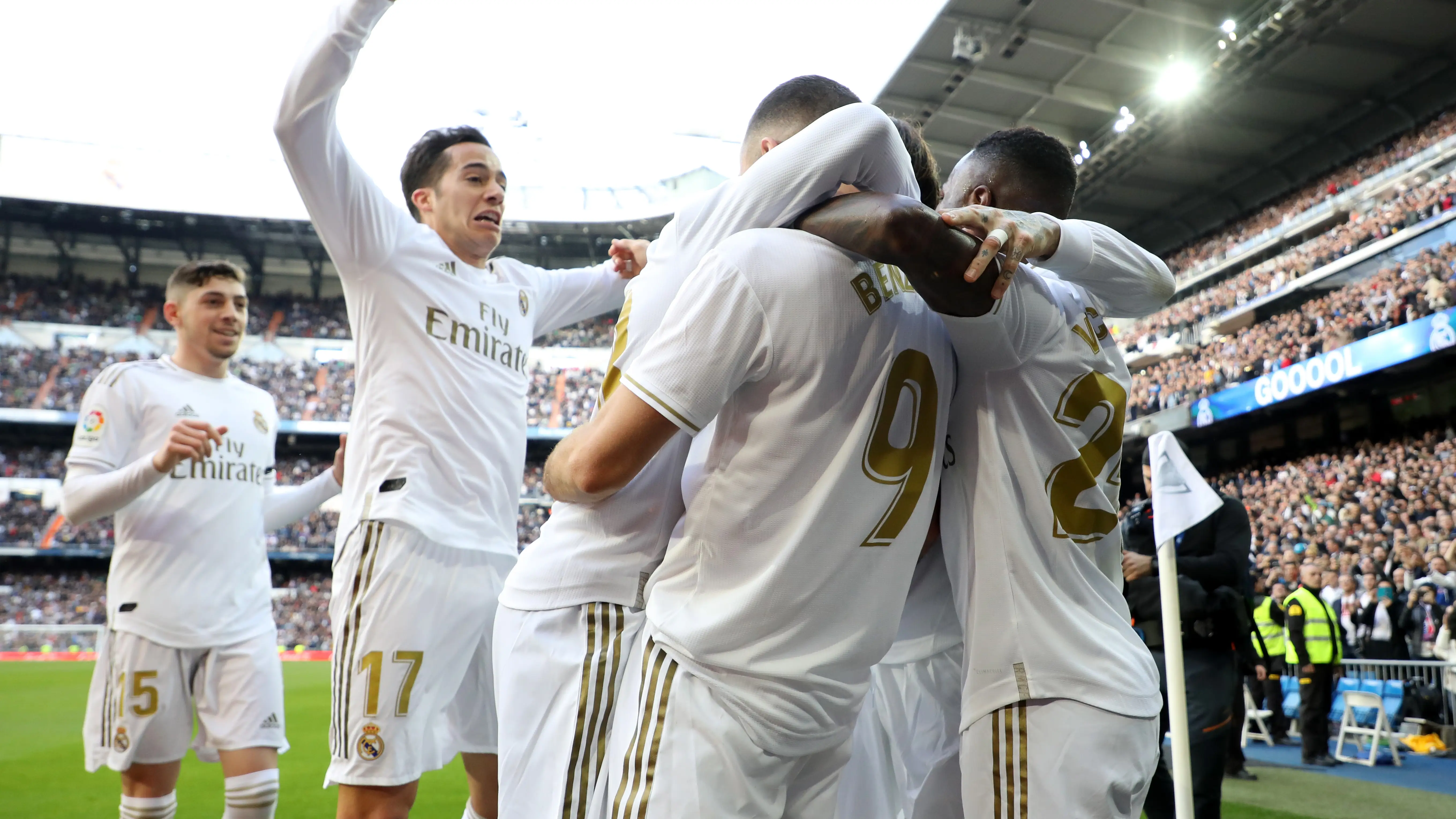 Los jugadores del Madrid celebran el gol de Benzema