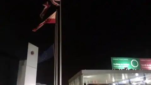 Llega el 'brexit' a Gibraltar, que se despide de la Unión Europea izando la bandera de la Commonwealth Llega el 'brexit' a Gibraltar, que se despide de la Unión Europea izando la bandera de la Commonwealth