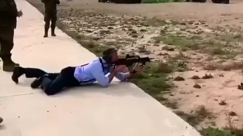 El diputado de Vox, Javier Ortega Smith, disparando con un rifle El diputado de Vox, Javier Ortega Smith, disparando con un rifle