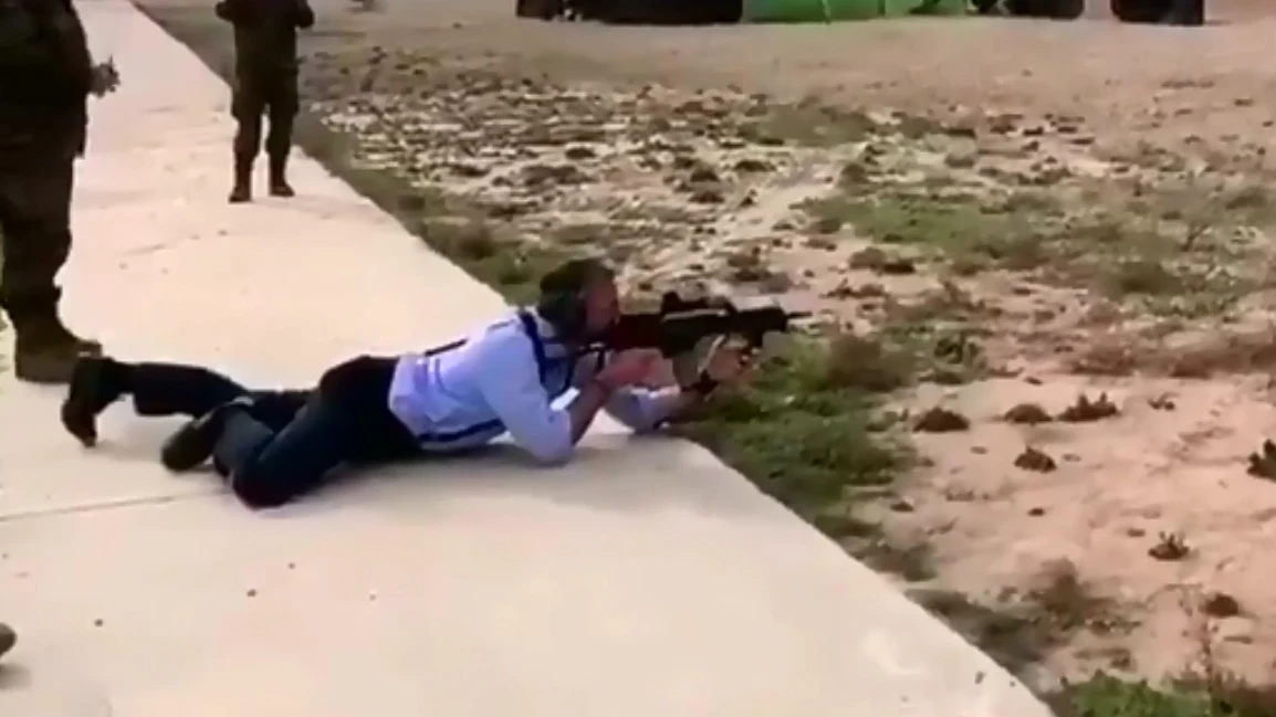 El diputado de Vox, Javier Ortega Smith, disparando con un rifle El diputado de Vox, Javier Ortega Smith, disparando con un rifle