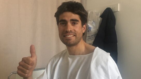 Imagen de Mikel Landa en el hospital tras ser atropellado por un turismo