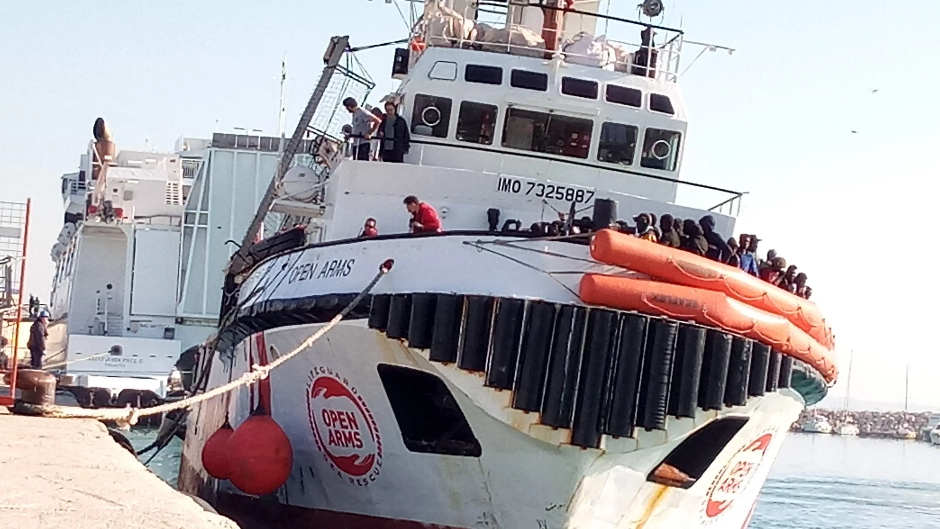 El Open Arms desembarcando en Sicilia El Open Arms desembarcando en Sicilia