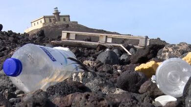 Denuncian la cantidad de plástico que hay en la Isla canaria de Lobos