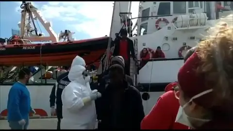Desembarcan en Sicilia los 363 migrantes rescatados por el Open Arms Desembarcan en Sicilia los 363 migrantes rescatados por el Open Arms