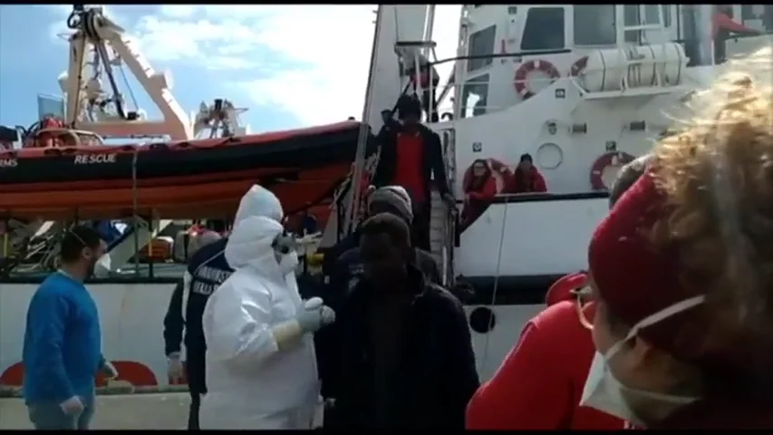 Desembarcan en Sicilia los 363 migrantes rescatados por el Open Arms Desembarcan en Sicilia los 363 migrantes rescatados por el Open Arms