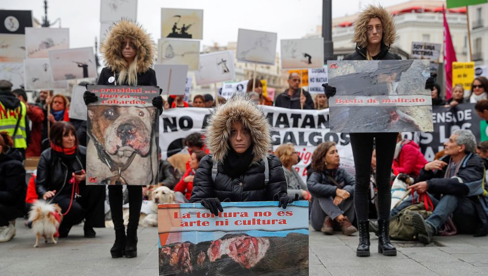 Miles de personas se manifiestan en contra de la caza en España
