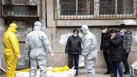 Imagen de un fallecido por coronavirus en China