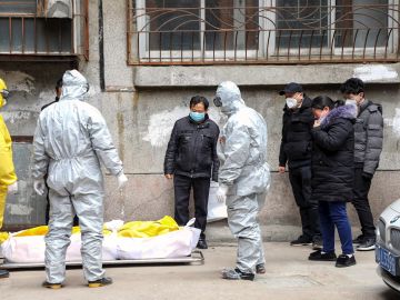 Imagen de un fallecido por coronavirus en China
