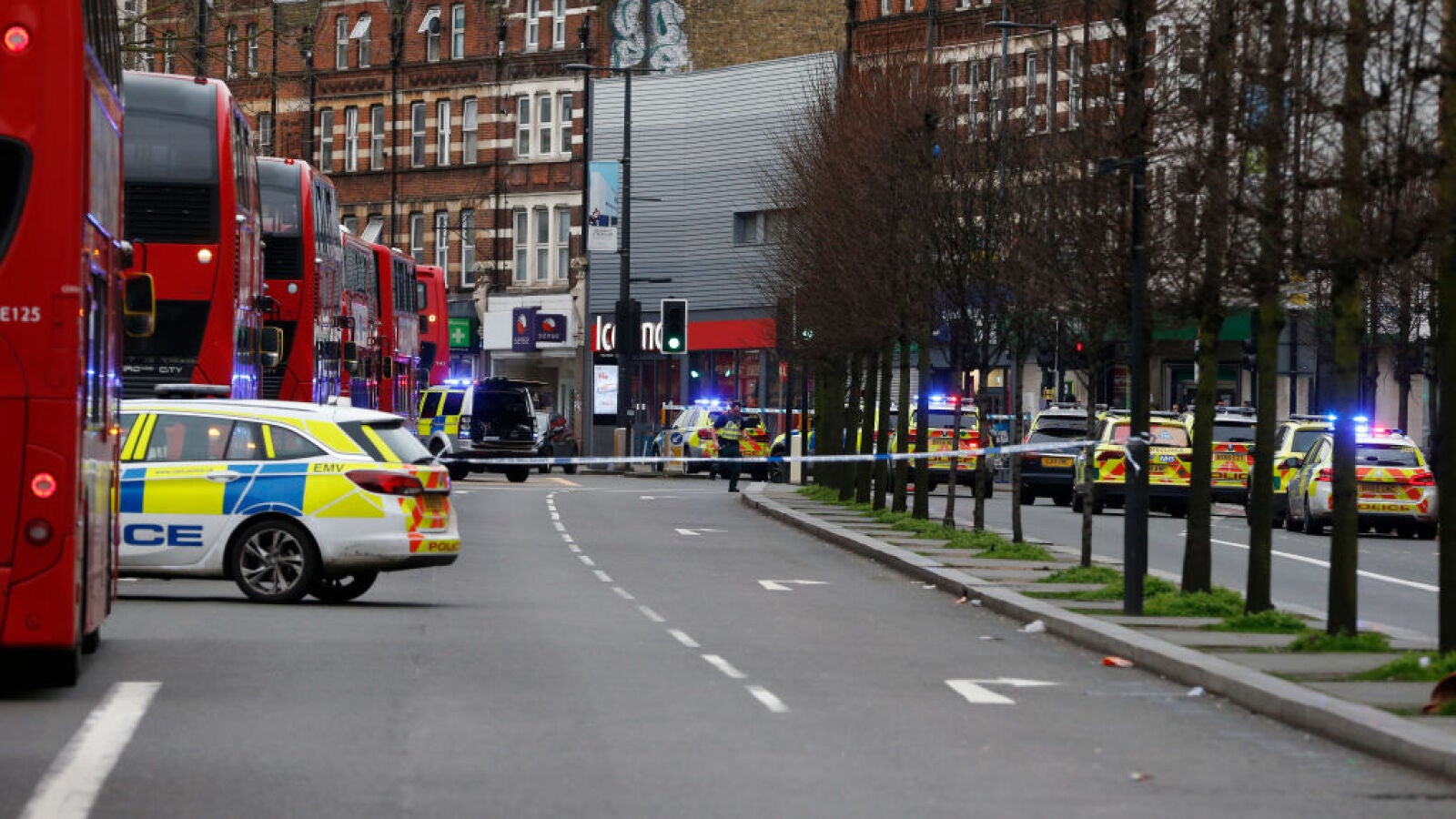 Abatido un hombre que había apuñalado a varias personas en Londres 