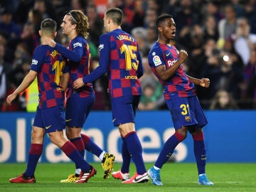 Los jugadores del Barça celebran el gol de Ansu Fati