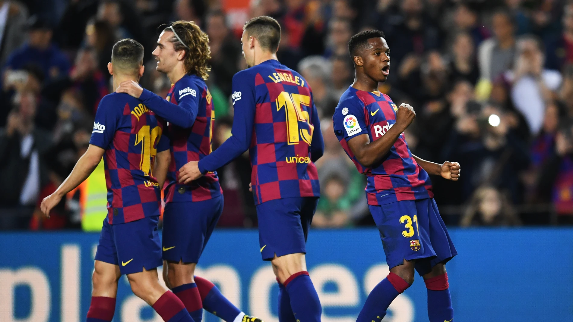 Los jugadores del Barça celebran el gol de Ansu Fati Los jugadores del Barça celebran el gol de Ansu Fati