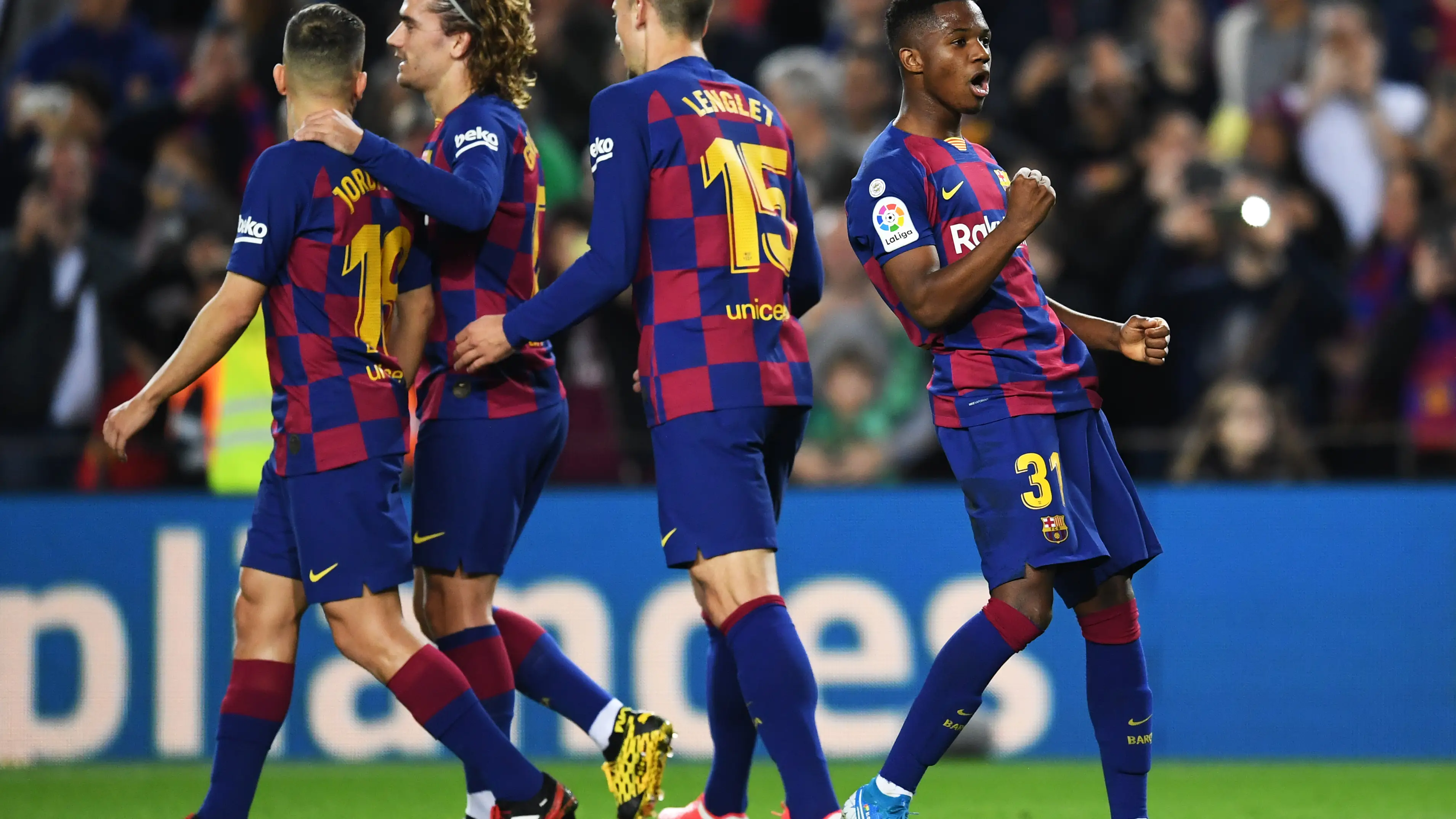 Los jugadores del Bar&ccedil;a celebran el gol de Ansu Fati
