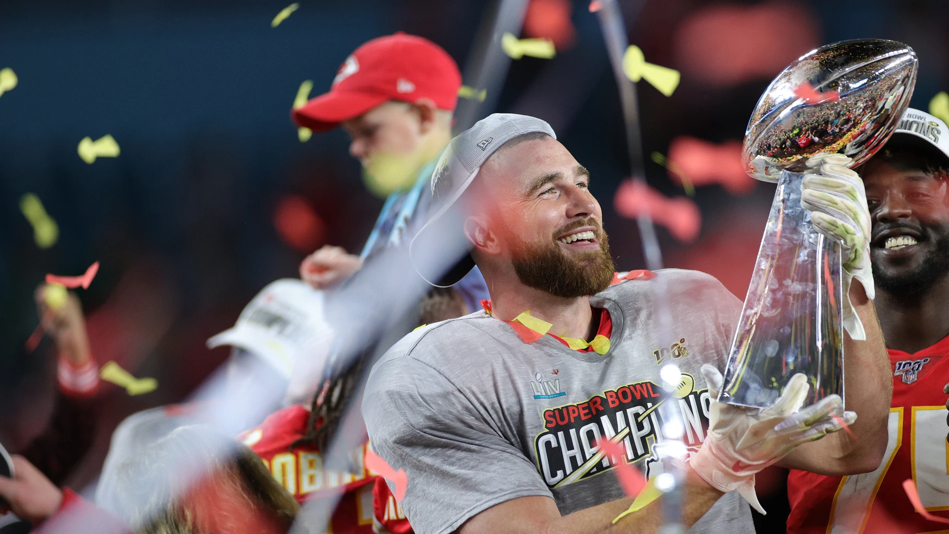Travis Kelce alza el trofeo de la Super Bowl Travis Kelce alza el trofeo de la Super Bowl