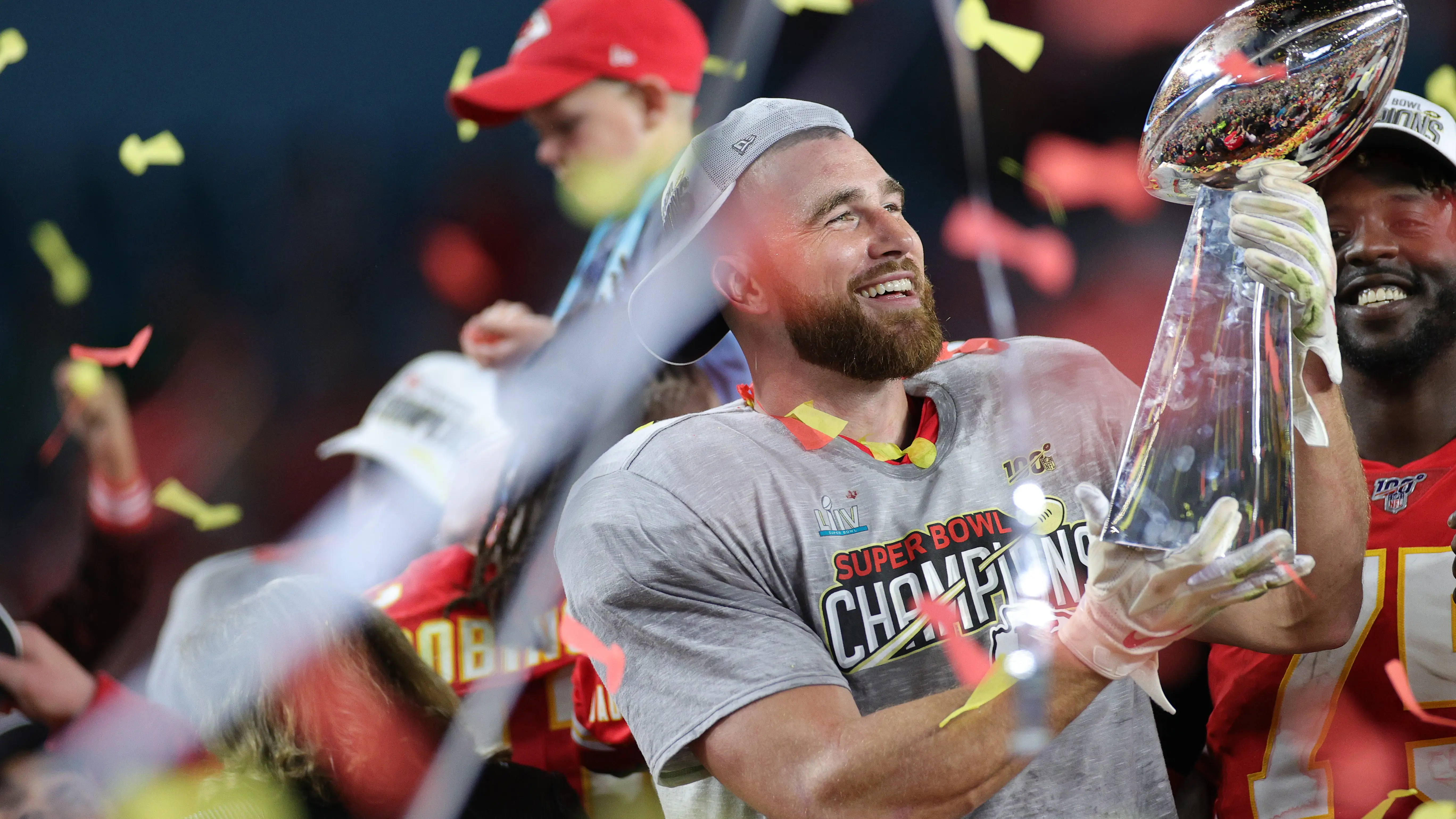 Travis Kelce alza el trofeo de la Super Bowl Travis Kelce alza el trofeo de la Super Bowl