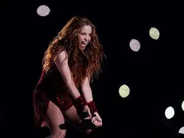 Shakira, en plena actuación en la Super Bowl