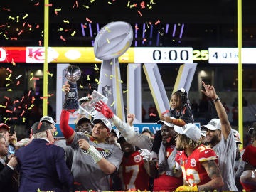  Patrick Mahomes levanta el trofeo de la Super Bowl