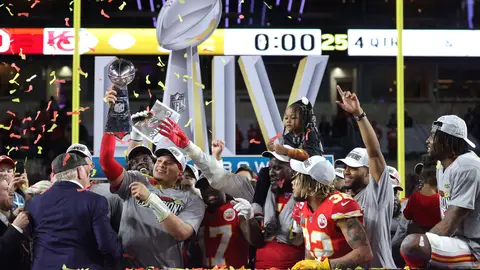 Patrick Mahomes levanta el trofeo de la Super Bowl Patrick Mahomes levanta el trofeo de la Super Bowl