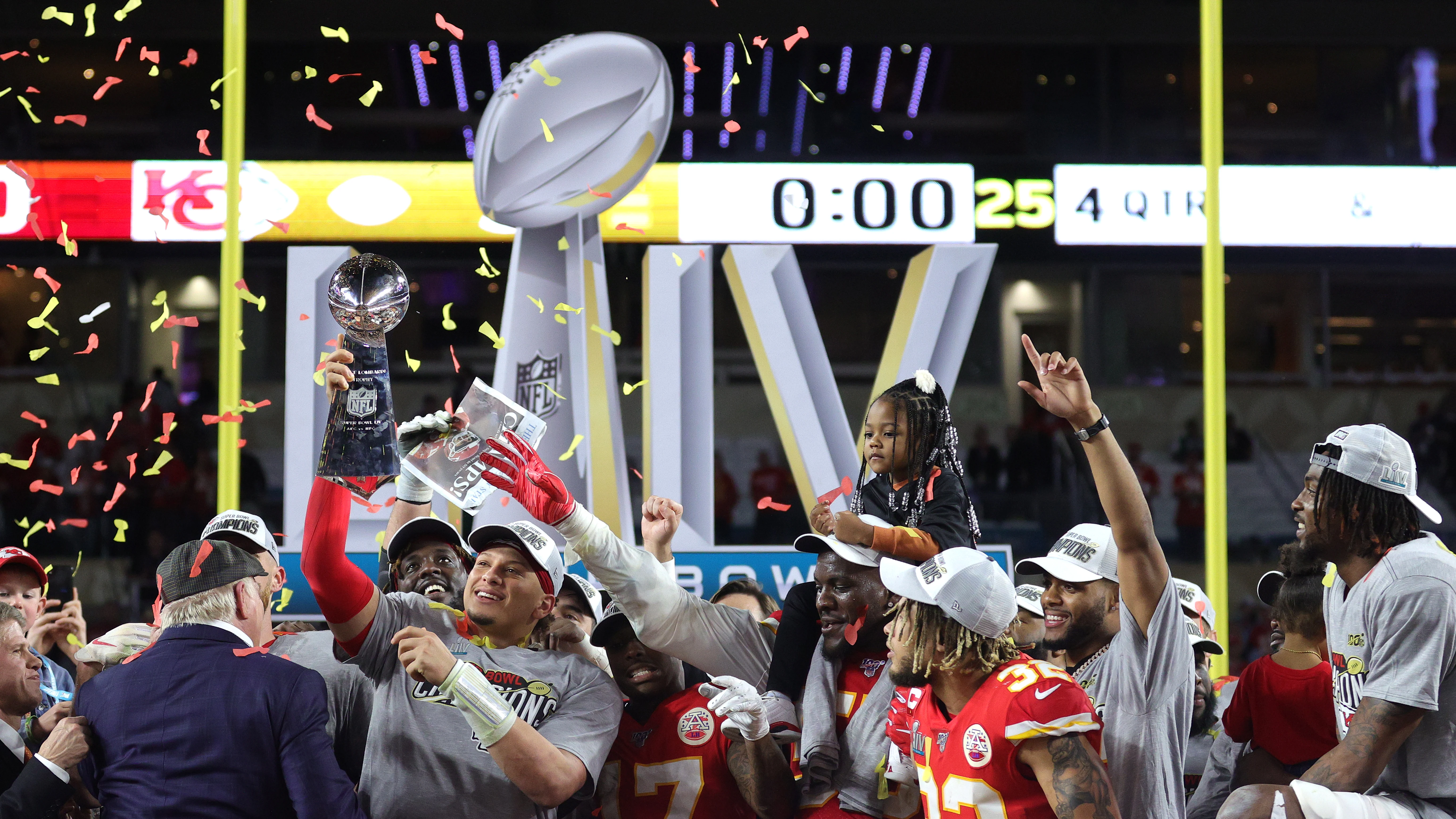 Patrick Mahomes levanta el trofeo de la Super Bowl Patrick Mahomes levanta el trofeo de la Super Bowl