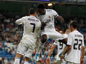 Cristiano, Adebayor, Di María y Benzema celebraun un gol del Madrid