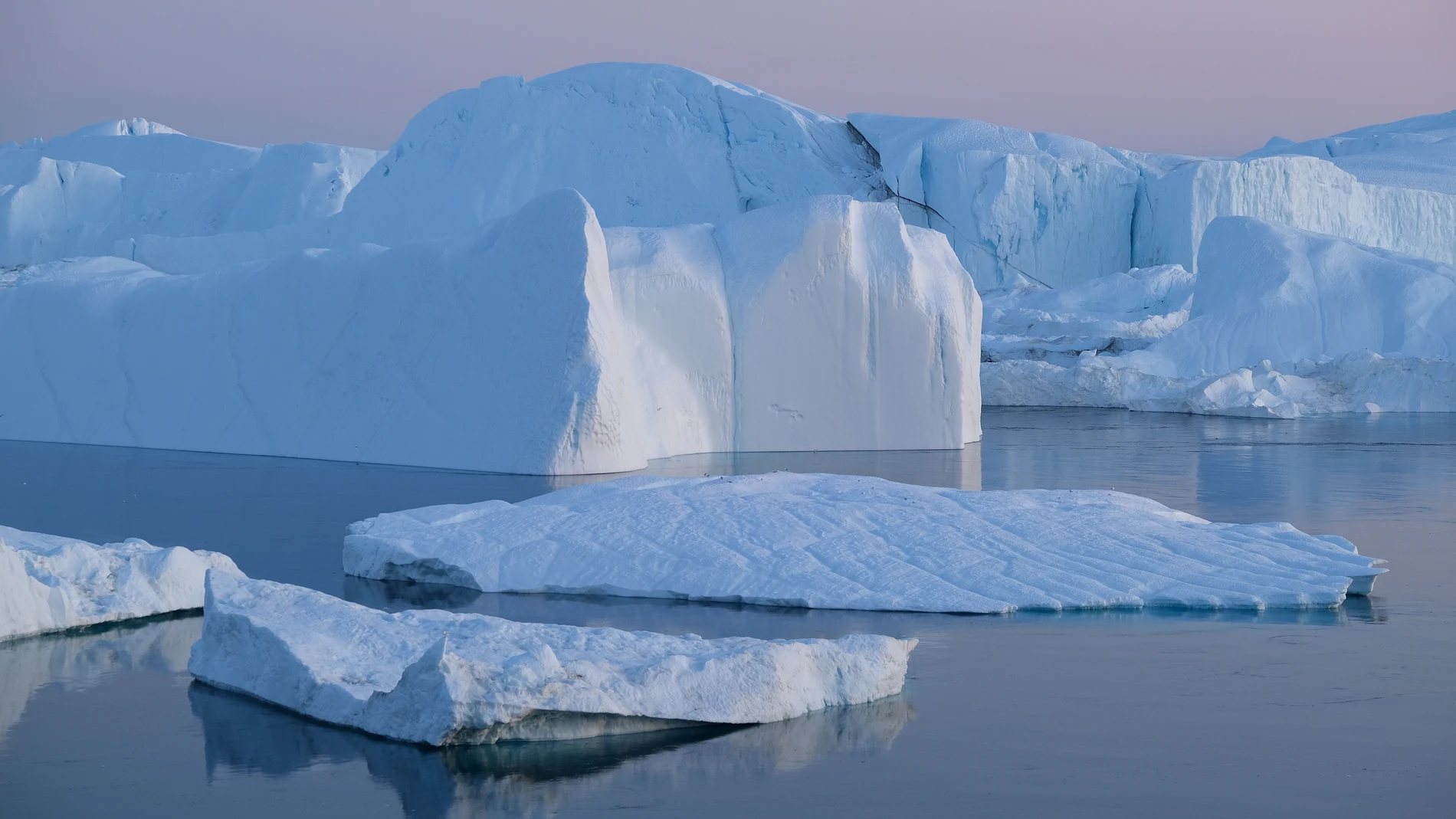 Un iceberg, flotando sobre el mar de Groenlandia