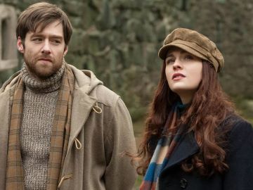 Sophie Skelton y Richard Rankin como Brianna y Roger en 'Outlander'