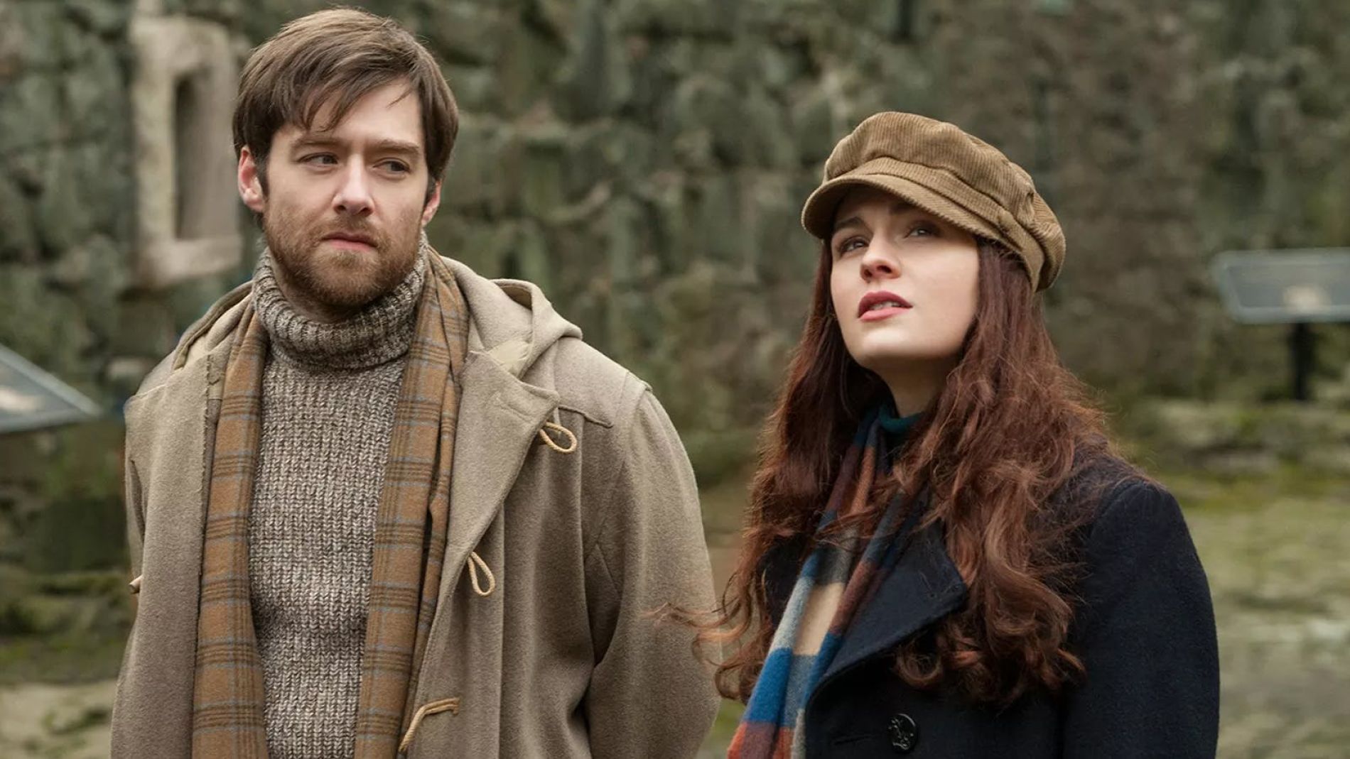 Sophie Skelton y Richard Rankin como Brianna y Roger en 'Outlander'