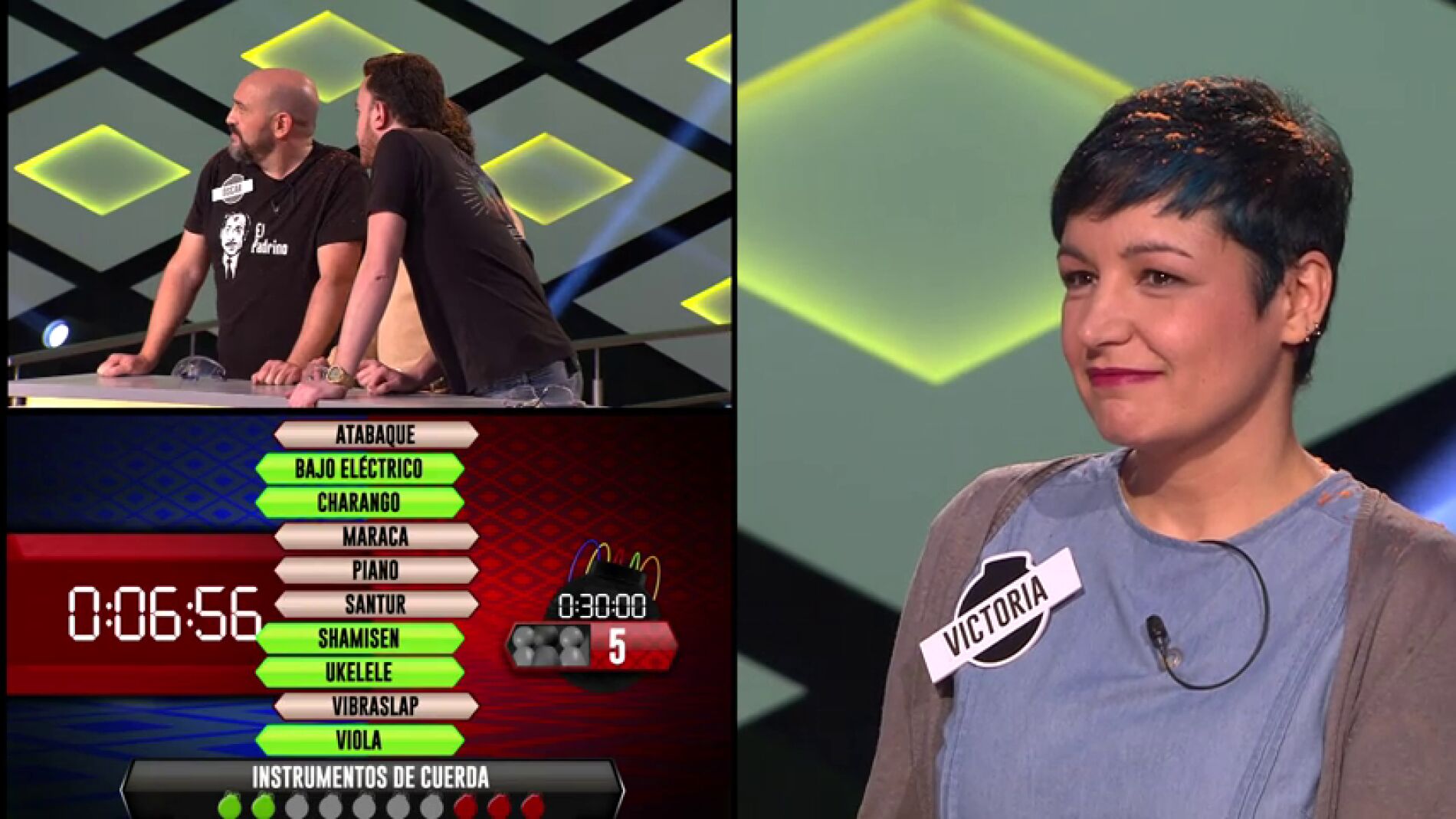 La espectacular destreza de Victor&iacute;a, de 'Los dispersos', con los instrumentos de cuerda en '&iexcl;Boom!'