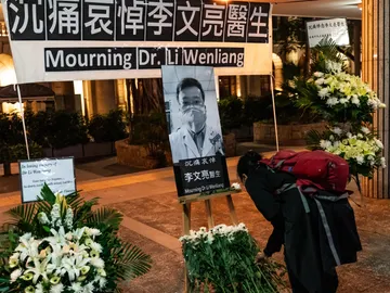 El último adiós a Li Wenliang, el médico que alertó sobre el coronavirus El último adiós a Li Wenliang, el médico que alertó sobre el coronavirus