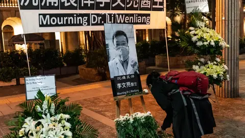 El último adiós a Li Wenliang, el médico que alertó sobre el coronavirus El último adiós a Li Wenliang, el médico que alertó sobre el coronavirus