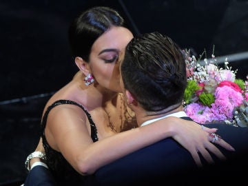 Georgina Rodríguez y Cristiano Ronaldo sellan el paso de la modelo por el Festival de San Remo con un beso
